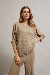 Sweter ozdobiony metaliczną nitką beżowy. Brązowe swetry damskie MOODO, l, bez wzorów, z elastanu, bez kołnierzyka, bez ramiączek, bez kaptura. W wyprzedaży za 64.99 zł.