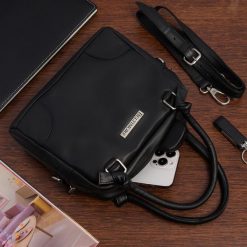 Torebka damska skórzana kuferek torba na ramię pojemna skóra naturalna czarna Beltimore N28. Czarne torby na ramię damskie bez wzorów, ze skóry, bez dodatków. Za 299.90 zł.