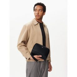 Saszetka Tommy Hilfiger. Czarne saszetki męskie Tommy Hilfiger, młodzieżowe, małe. Za 329.99 zł.