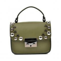 Skórzana torebka w kolorze khaki - (S)18 x (W)15 x (G)7 cm. Brązowe torby na ramię damskie Akcesoria na sylwestrową noc. W wyprzedaży za 219.95 zł.