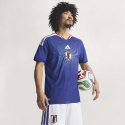 Koszulka Japan 26/27 Home Authentic. Niebieskie koszulki sportowe męskie Adidas, bez wzorów, bez kołnierzyka, bez ramiączek, do piłki nożnej. Za 649.00 zł.