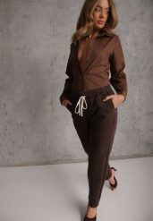 Brązowe Jeansy Mom Fit z Bawełny ze Ściągaczem i Wiązaniem w Talii Naubel. Brązowe jeansy damskie Renee. Za 129.99 zł.