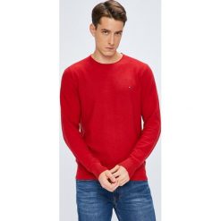 Tommy Hilfiger - Sweter. Czerwone swetry przez głowę męskie Tommy Hilfiger, z bawełny, z okrągłym kołnierzem. W wyprzedaży za 319.90 zł.