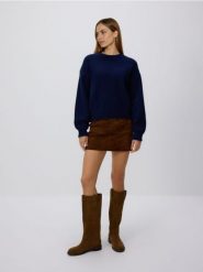 Sweter z dodatkiem wełny - granatowy. Niebieskie swetry damskie Reserved, l, bez wzorów, z dzianiny, bez kołnierzyka, bez ramiączek, bez kaptura. Za 129.99 zł.