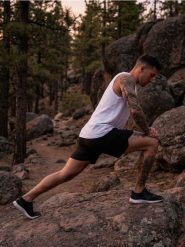 Bawełniana koszulka na ramiączkach - biały. Białe koszulki sportowe męskie Sinsay, l, bez wzorów, z bawełny, bez kołnierzyka, bez ramiączek. Za 19.99 zł.