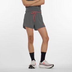 Spodenki męskie New Balance MS51283URR – szare. Szare szorty męskie New Balance, m, bez wzorów, z materiału, sportowe. Za 199.99 zł.