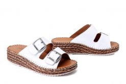 MANITU 900183-03 weiss, klapki damskie. Białe klapki damskie Manitu, bez wzorów, ze skóry, bez obcasa. Za 229.42 zł.