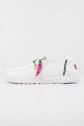 Buty HEY DUDE WENDY GETAWAY LACE Biały. Białe obuwie sportowe damskie Hey dude, bez wzorów, z tkaniny, na fitness i siłownię. Za 263.99 zł.