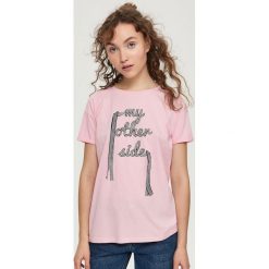 T-shirt z aplikacją - Różowy. T-shirty damskie Sinsay, z aplikacjami. Za 24.99 zł.