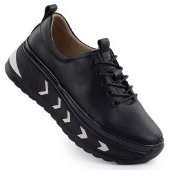 Skórzane sneakersy damskie na platformie czarne Filippo DP6427. Czarne półbuty damskie Filippo, bez wzorów, ze skóry, sportowe, bez obcasa, na koturnie, bez zapięcia. Za 167.99 zł.