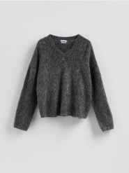 Sweter z wełną i moherem - ciemnoszary. Szare swetry damskie Reserved, l, bez wzorów, z dzianiny, bez kołnierzyka, bez ramiączek, bez kaptura. Za 279.99 zł.