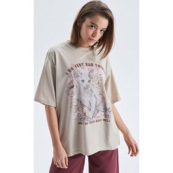 Koszulka z ilustracją - Beżowy. T-shirty damskie marki Cropp. W wyprzedaży za 19.99 zł.