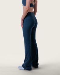 Damskie legginsy dzwony z wysokim stanem na pilates i jogę – granatowy. Niebieskie legginsy sportowe damskie AESTHETIC WOLF, m, bez wzorów, z dzianiny, z podwyższonym stanem, długie, na fitness i siłownię. Za 289.99 zł.