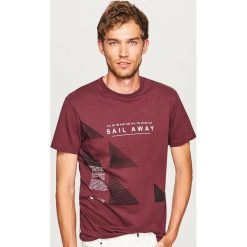 T-shirt z nadrukiem - Bordowy. Czerwone t-shirty męskie Reserved, z nadrukiem. Za 29.99 zł.