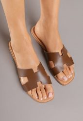 Brązowe Skórzane Klapki Vices z Geometryczną Cholewką Arseria. Brązowe klapki damskie Born2be, bez wzorów, eleganckie, bez obcasa, na płaskiej podeszwie. Za 69.99 zł.