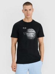 4F T-shirt regular z nadrukiem męski - czarny S. Czarne koszulki sportowe męskie 4f, m, bez wzorów, z bawełny, eleganckie, bez kołnierzyka. W wyprzedaży za 49.99 zł.