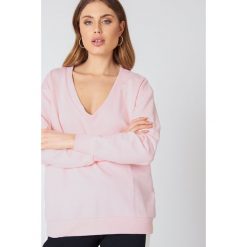 NA-KD Basic Bluza basic z dekoltem V - Pink. Różowe bluzy damskie NA-KD Basic, z bawełny. Za 100.95 zł.