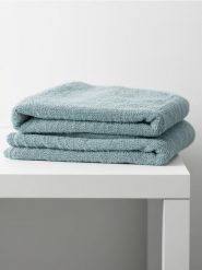 Gładki koc - niebieski. Niebieskie kocyki dla dzieci Sinsay. W wyprzedaży za 19.99 zł.