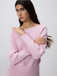 Sweter z kimonowym rękawem - pastelowy róż. Czerwone swetry damskie Reserved, l, bez wzorów, z dzianiny, bez kołnierzyka, bez ramiączek, bez kaptura. W wyprzedaży za 99.99 zł.