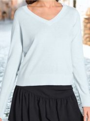 Sweter z dekoltem V - niebieski. Niebieskie swetry damskie Sinsay, l, bez wzorów, bez kołnierzyka, bez ramiączek, bez kaptura. W wyprzedaży za 15.99 zł.