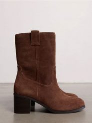 Zamszowe botki na obcasie - ciemnobrązowy. Brązowe botki damskie Reserved, z zamszu, przed kolano, bez obcasa, na obcasie, bez zapięcia. W wyprzedaży za 259.99 zł.