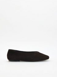 Zamszowe baleriny - ciemnobrązowy. Brązowe baleriny damskie Reserved, bez wzorów, z zamszu, bez obcasa. Za 109.99 zł.