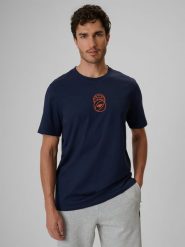 4F T-shirt regular z nadrukiem męski - granatowy L. Niebieskie t-shirty męskie 4f, l, bez wzorów, z bawełny, klasyczne, bez kołnierzyka. Za 59.99 zł.