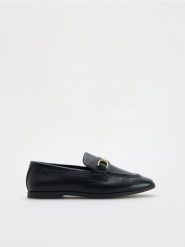 Loafersy z ozdobną klamrą - czarny. Czarne mokasyny damskie Reserved, ze skóry. W wyprzedaży za 49.99 zł.