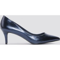 NA-KD Shoes Metaliczne czółenka na średnim obcasie - Blue. Niebieskie czółenka damskie NA-KD Shoes. W wyprzedaży za 36.59 zł.