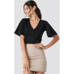 Paola Maria x NA-KD Buttoned Crop T-shirt - Black. T-shirty damskie marki Paola Maria x NA-KD. Za 100.95 zł.