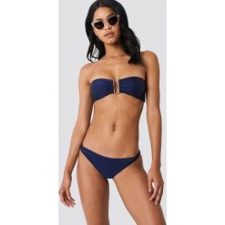 NA-KD Swimwear Błyszczący dół bikini z niskim stanem - Blue. Bikini damskie marki NA-KD Swimwear. W wyprzedaży za 22.40 zł.