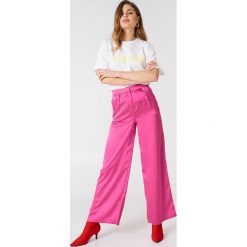 Glamorous Satynowe oversizowe spodnie - Pink. Spodnie materiałowe damskie Glamorous. W wyprzedaży za 48.58 zł.