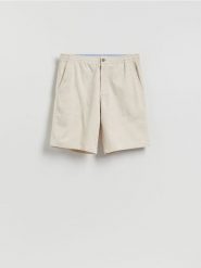 Szorty chino regular - kremowy. Białe spodnie materiałowe męskie Reserved, l, bez wzorów, z bawełny. Za 129.99 zł.