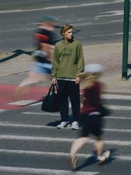 4F Bluza dresowa regular z kapturem męska - khaki S. Brązowe bluzy sportowe męskie 4f, m, bez wzorów, z dresówki, z kapturem, trekkingowe. Za 229.99 zł.