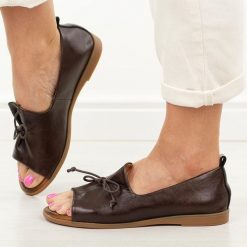 Brązowe skórzane płaskie sandały damskie Cambell 19388. Brązowe sandały damskie Cambell, bez wzorów, z jeansu, bez obcasa, na płaskiej podeszwie, bez zapięcia. Za 219.00 zł.