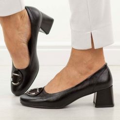 Czarne czółenka damskie na obcasie Jezzi asa281-4. Czarne czółenka damskie Jezzi, z aplikacjami, z materiału, eleganckie, z okrągłym noskiem, bez obcasa, na obcasie, bez zapięcia. Za 189.00 zł.