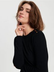 Sweter z ozdobnymi guzikami - czarny. Czarne swetry damskie Sinsay, l, bez wzorów, bez kołnierzyka, bez ramiączek, bez kaptura. W wyprzedaży za 19.99 zł.