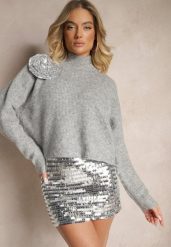 Jasnoszary Golf z Wełną o Kroju Oversize z Kwiatem 3D i Cekinami Zolimi. Szare swetry damskie Renee, l, z aplikacjami, z wełny, eleganckie, bez kołnierzyka, bez ramiączek, bez kaptura. Za 69.99 zł.