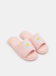 Kapcie - różowy. Czerwone kapcie damskie Sinsay, bez wzorów, z otwartym noskiem. Za 19.99 zł.