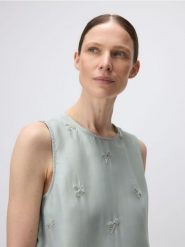 Bluzka z ozdobnym haftem - miętowy. Zielone bluzki damskie Reserved, l, bez wzorów, z tkaniny, bez kołnierzyka, bez ramiączek. W wyprzedaży za 69.99 zł.