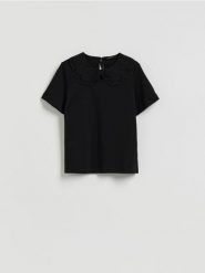 Bluzka z ozdobnym kołnierzem - czarny. Czarne bluzki damskie Reserved, l, bez wzorów, z dzianiny, klasyczne, bez kołnierzyka, bez ramiączek. Za 89.99 zł.