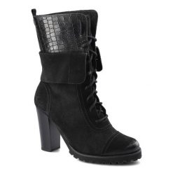 Botki damskie Libero, sznurowany fason cholewka ze skóry naturalnej zamszowej z tłoczoną wstawką podwyższona cholewka za kostkę stabilny obcas typu s. Czarne botki damskie Libero, ze skóry, przed kolano, bez obcasa, na obcasie, bez zapięcia. Za 229.00 zł.