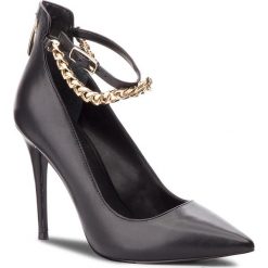 Szpilki GUESS - FLOEA4 LEA08 BLACK. Czarne szpilki damskie Guess, ze skóry ekologicznej. Za 789.00 zł.