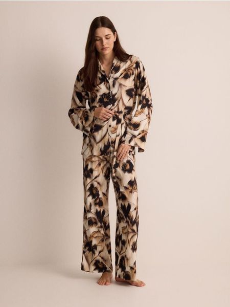 Wzorzysta piżama dwuczęściowa z wiskozy - beżowy. Brązowe piżamy damskie Reserved, l, bez wzorów, z tkaniny, bez ramiączek. W wyprzedaży za 99.99 zł.