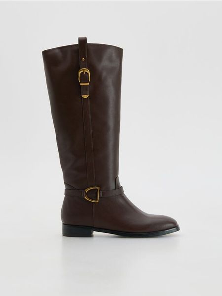 Skórzane kozaki z klamrą - ciemnobrązowy. Brązowe kozaki damskie Reserved, ze skóry, bez obcasa. Za 399.99 zł.