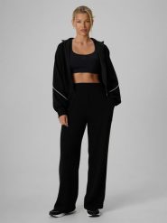 4F Spodnie kibica z szerokimi nogawkami damskie - czarne S. Czarne spodnie dresowe damskie 4f, l, bez wzorów, z dresówki. Za 159.99 zł.