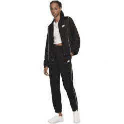 Dres Nike Sportswear Essential, Kobiety. Czarne obuwie sportowe damskie Nike, bez wzorów, z dresówki, na fitness i siłownię. Za 394.99 zł.