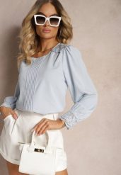 Jasnoniebieska Koszulowa Bluzka Retro z Ozdobną Koronką i Marszczeniem Udeviana. Niebieskie bluzki damskie Renee, m, bez wzorów, z koronki, eleganckie, bez kołnierzyka, bez ramiączek. Za 49.99 zł.