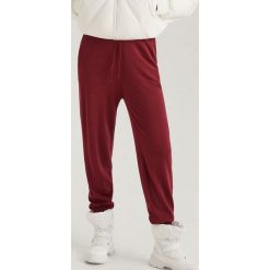 Spodnie typu jogger ReDesign - Fioletowy. Spodnie materiałowe damskie marki Reserved. W wyprzedaży za 99.99 zł.