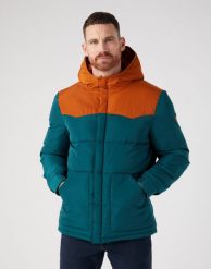WRANGLER MĘSKA KURTKA ZIMOWA PUFFER JACKET DARK MATCHA 112341039 W40A016199. Kurtki męskie Wrangler, na zimę, l, bez wzorów, bez kaptura. Za 349.99 zł.